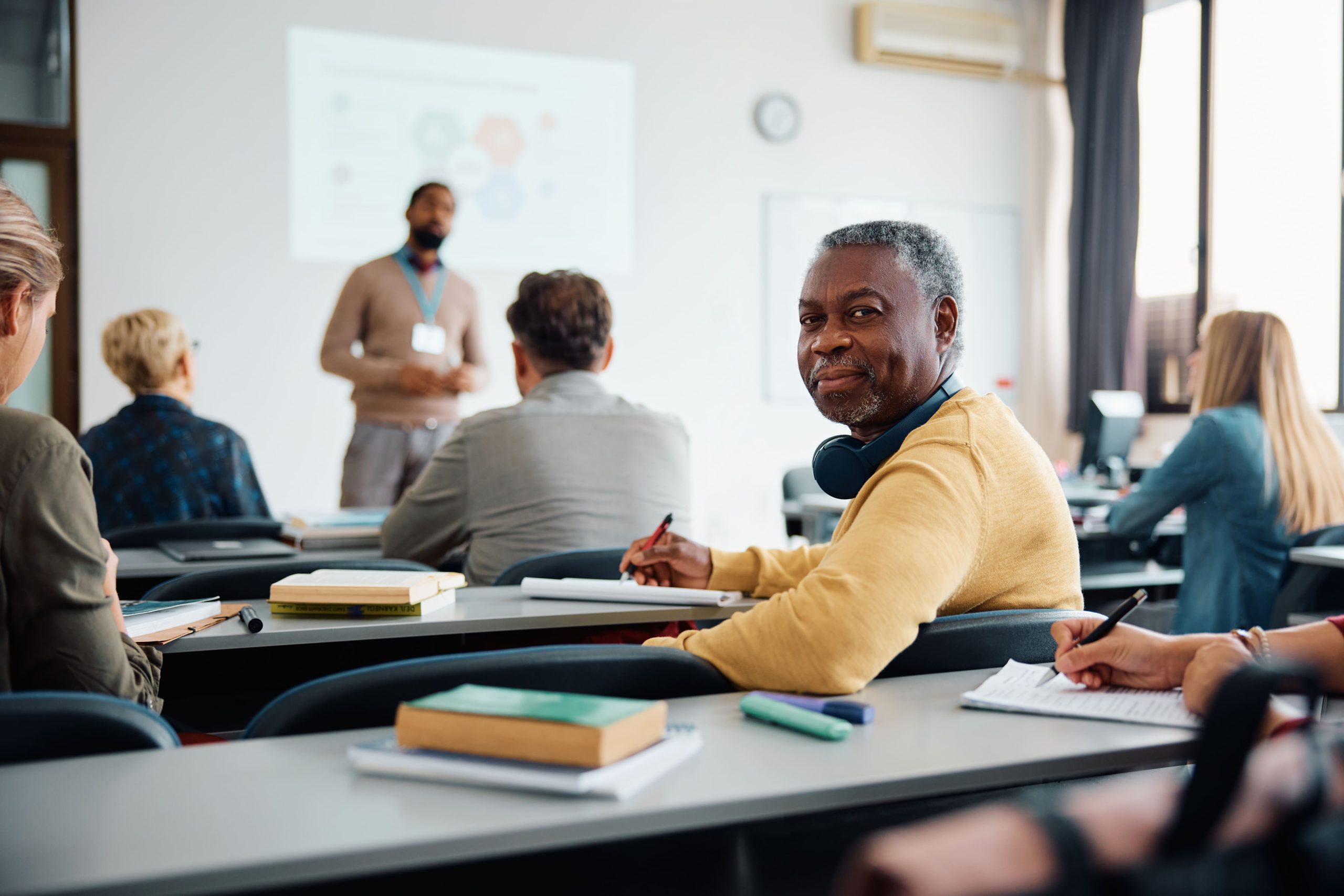 Homem aprendendo sobre custos trabalhistas