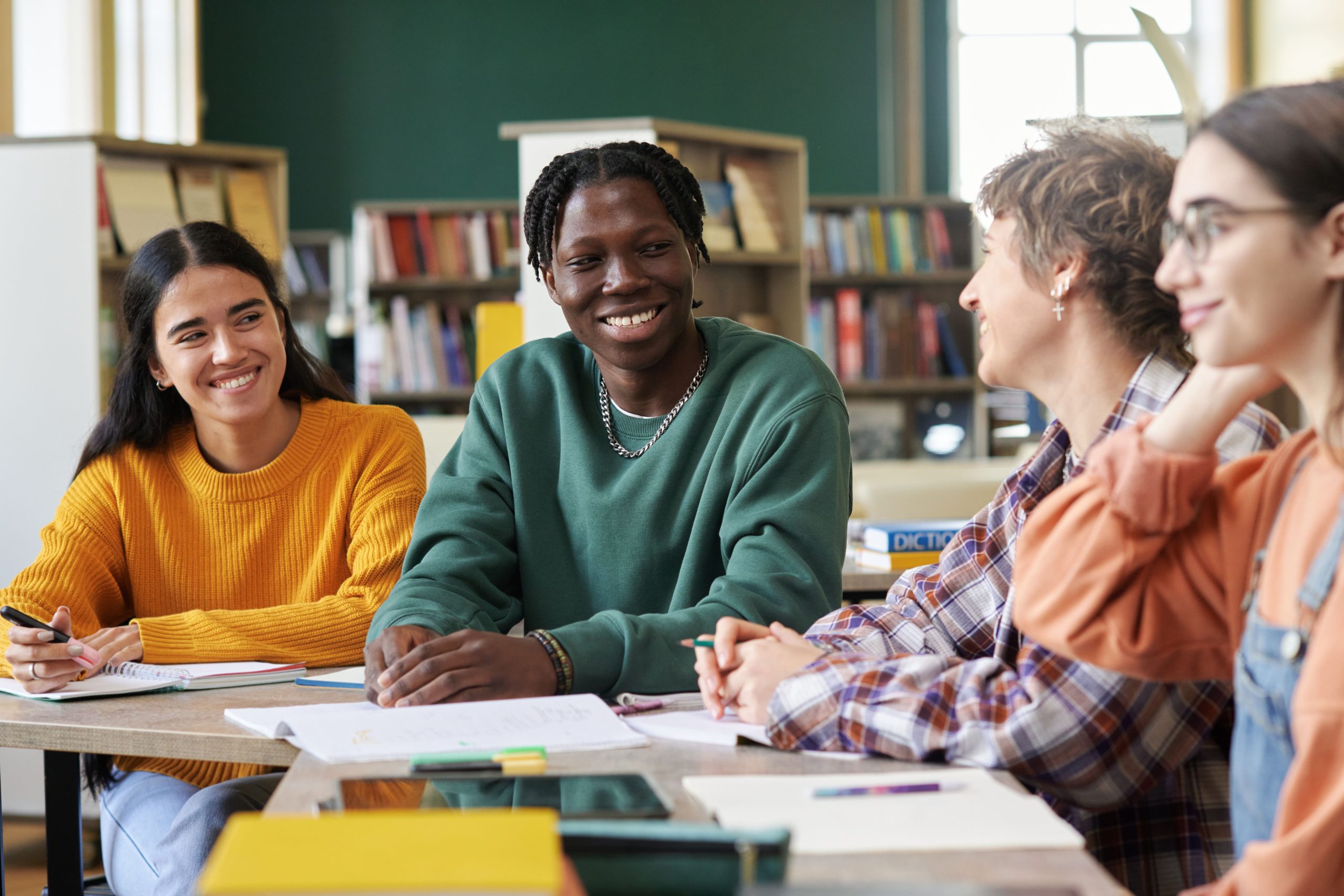 Grupo de pessoas em bom clima organizacional